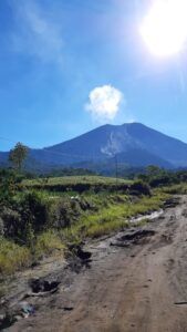 <img src="gunung semeru.jpg" alt="Pemandangan Gunung Semeru dilihat dari Candi Jawar.">