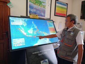 Musripan menunjukkan titik gempa di Indonesia