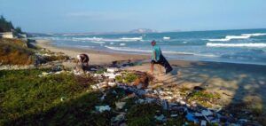 Sampah plastik kemungkinan lebih banyak berakhir di pesisir pantai atau daratan.