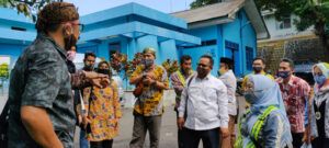 Ketua Komisi B DPRD Kota Malang Trio Agus Purwono saat meninjau langsung lokasi pompa PDAM Sumber Wendit, Pakis, Kabupaten Malang, Jumat (13/11).