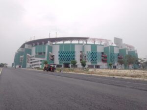 Tampak muka Stadion GBT Surabaya yang tengah direnovasi. (Foto: Rangga Aji/Tugu Jatim)