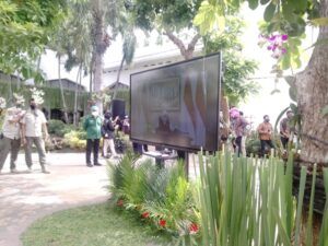 Suasana ketika Khofifah Indar Parawansa mengikuti kegiatan vaksinasi melalui virtual di Surabaya, Jatim. (Foto: Rangga Aji/Tugu Jatim)