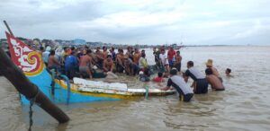 Evakuasi perahu karam akibat gelombang besar di Kabupaten Tuban. (Foto: Humas BPBD Tuban/Tugu Jatim)