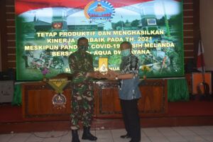 Dr Aqua Dwipayana (kanan) menerima plakat kenang-kenangan dari Danrem 073/Makutarama Salatiga Kolonel Inf Ari Yulianto. (Foto: Dokumen)