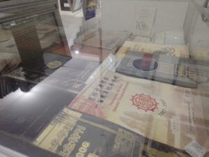 Beberapa koleksi naskah dan arsip kuno di Perpustakaan Medayu Agung Surabaya. (Foto: Rangga Aji/Tugu Jatim)