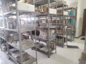Rak yang dipenuhi buku-buku kuno di dalam Perpustakaan Medayu Agung Surabaya. (Foto: Rangga Aji/Tugu Jatim)