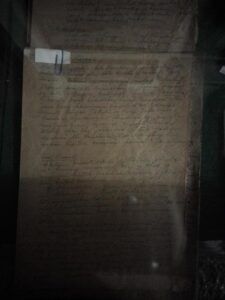 Tulisan tangan naskah asli milik Pramoedya Ananta Toer yang sengaja dititipkan ke Oei Hiem Hwie, Pendiri Perpustakaan Taman Medayu Agung Surabaya. (Foto: Rangga Aji/Tugu Jatim)