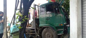 Bangkai truk bermuatan baja belum dievakuasi petugas. (Foto: Rochim/Tugu Jatim)