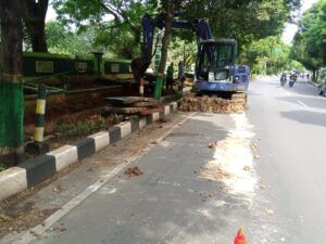 Perbaikan trotoar ambrol terus dilakukan oleh petugas. (Foto: Rochim/Tugu Jatim)