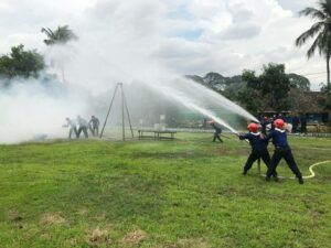 Simulasi penanganan kebakaran UPT Damkar Kota Malang. (Foto: Azmy/Tugu Jatim)