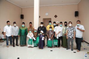 Bupati Malang Muhammad Sanusi di Rumah Sedekah bersama anak yatim piatu.(Foto:Rap/Tugu Jatim)