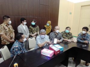 Akademisi dari Institut Teknologi Sepuluh Nopember (ITS) Surabaya Prof Drs Ec Ir Riyanarto Sarno MSc PhD saat proses penyerahan alat deteksi Covid-19 ke Rumah Sakit Islam (RSI) Jemursari Surabaya. (Foto: Rangga Aji/Tugu Jatim)