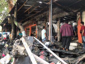 Sisa kebakaran setelah petugas memadamkan di toko helm, dekat Stasiun Kota Baru Malang. (Foto: UPT Damkar Kota Malang/Tugu Jatim)