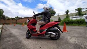 Saat pengunjung menjajal Honda PCX160 di Matos, Minggu (28/02/2021). (Foto: Azmy/Tugu Jatim)