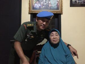 Danrem 061/Surya Kancana Bogor, Jawa Barat, Brigjen TNI Achmad Fauzi bersama (almarhumah) ibundanya. (Foto: Dok/Tugu Jatim)