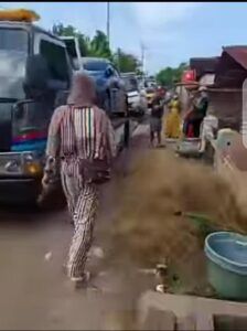 Video datangnya banyak mobil dari Surabaya di Desa Sumurgeneng, Kecamatan Jenu, Kabupaten Tuban yang viral. (Foto: Tangkapan Layar)