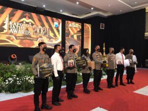 Jajaran Polres Tuban yang mendapat penghargaan terbanyak di Kapolda Jatim Awards 2021. (Foto: Humas Polres Tuban)