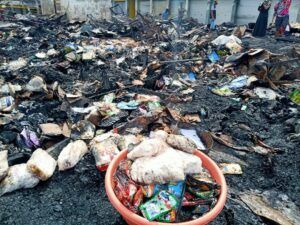 Tumpukan barang dagangan yang masih bisa diselamatkan di letakkan dalam ember. (Foto: Mila Arinda/Tugu Jatim)