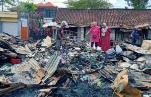 Pedangan Pasar Kepohbaru mengais sisa dagangan yang masih bisa diselamatkan. (Foto: Mila Arinda/Tugu Jatim)