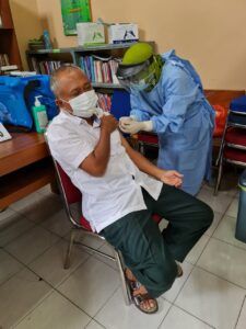 Ketua DPRD Kabupaten Tuban HM Miyadi ketika melaksanakan vaksinasi dosis kedua, Rabu (10/2/2021) kemarin. (Foto: Dokumen/Humas Pemkab Tuban)