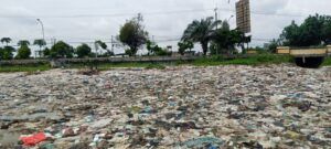 Ratusan bahkan ribuan sampah plastik dan juga popok berserakan di Pantai Sugihwaras, Kabupaten Tuban. (Foto: Moch Abdurrochim/Tugu Jatim)