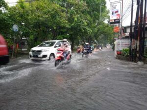 Banjir di Jalan Mawar. (Foto: Azmy/Tugu Jatim)