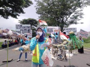 Aksi River Warrior Indonesia soal sampah plastik dari Amerika Serikat. (Foto: Rangga Aji/Tugu Jatim)