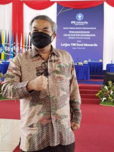 Pakar Komunikasi dan Motivator Nasional Dr Aqua Dwipayana menghadiri acara Penganugerahan gelar Doktor Kehormatan kepada Letjen TNI Doni Monardo dari IPB. (Foto: Dok/Tugu Jatim)