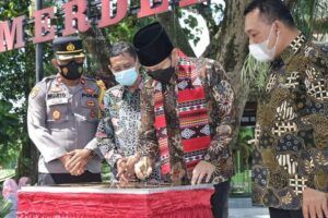 Bupati Trenggalek Mochamad Nur Arifin menandatangani prasasti peresmian Taman Merdeka Belajar. (Foto: Zamzuri/Tugu Jatim)