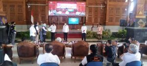 Gubernur Jatim Khofifah saat di Pendopo Krida Manunggal Tuban untuk membuka acara Launching KIR Online. (Foto: Rochim/Tugu Jatim)