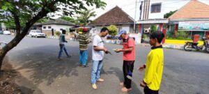 CCF terus mengedukasi warga soal prokes dengan membagikan masker. (Foto: Dok/Tugu Jatim)