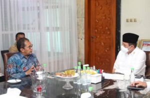 Kepala BNPT Komjen Pol. Dr. Boy Rafli Amar saat berdiskusi dengan Wali Kota Makassar Moh Ramadhan Danny Pomanto. (Foto: Dokumen/BNPT)