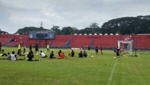 Pemain Persik Kediri saat latihan di Stadion Brawijaya, Kota Kediri. (Foto: Noe/Tugu Jatim)