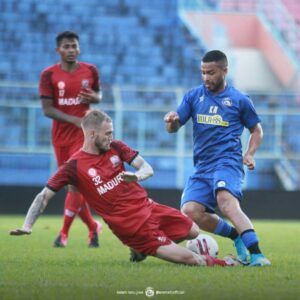 Arema FC memiliki target tinggi di Laga Piala Menpora. (Foto: IG AremaFCofficial/Tugu Jatim)