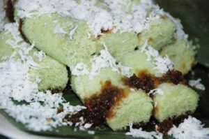 Kue putu, jajanan terbuat dari beras di Puthu Lanang Malang ini dibanderol Rp 10.000 per porsi. (Foto: Instagram/Puthu Lanang)