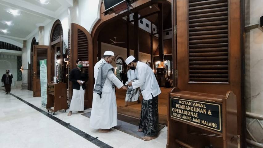 Jamaah salat Tarawih dicek suhunya di Masjid Agung Jami' Kota Malang. (Foto:Azmy/ Tugu Jatim)