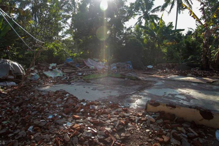 Kondisi rumah mereka yang telah rata dengan tanah di Desa Tirtoyudo, Kecamatan Tirtoyudo, Kabupaten Malang. (Foto: Bayu Eka/Tugu Jatim)