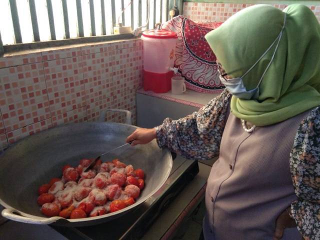 Setelah tomat dicuci bersih, dimasak dengan gula pasir. (Foto: Mila Arinda/Tugu Jatim)