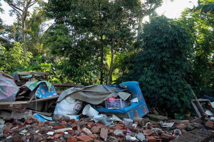 Sebagian perlengkapan rumah tangga Anita rusak dan tertimbun reruntuhan gempa. (Foto: Bayu Eka/Tugu Jatim)