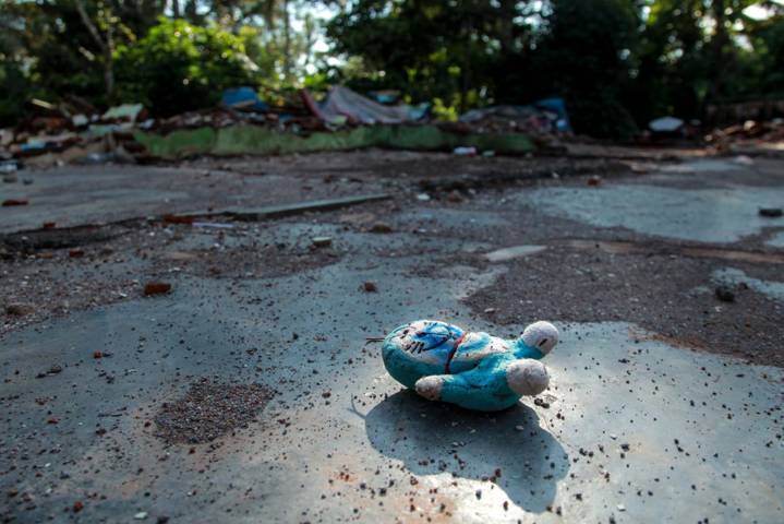 Boneka milik Arum berada di lantai rumahnya yang telah rata. (Foto: Bayu Eka/Tugu Jatim)