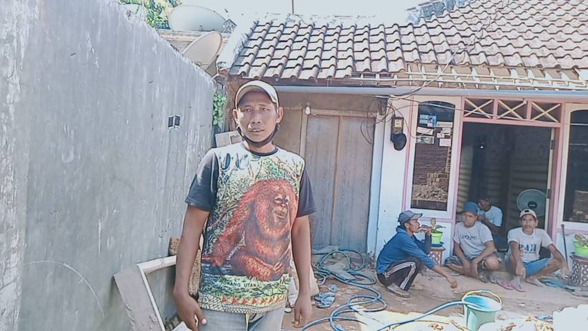 Salah satu warga  Dampit yang rumahnya hancur diterpa gempa. (Foto: Rap/Tugu Jatim)