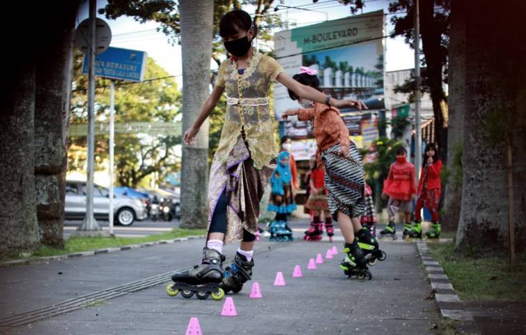 Anggota Mafest yang tetap luwes bersepatu roda meski memakai kebaya. (Foto: Rubianto/Tugu Jatim)