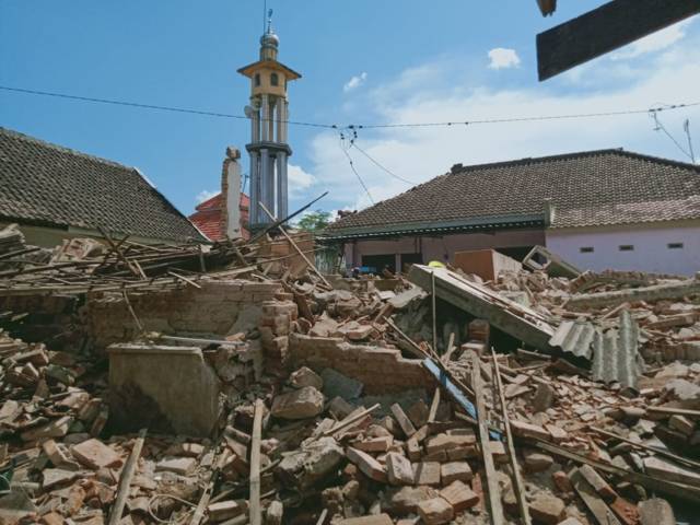 Rumah warga di Dampit yang hancur diterpa gempa Malang. (Foto: Rap/Tugu Jatim)