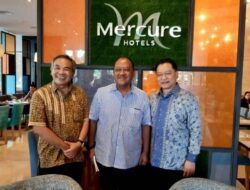Dr Aqua Dwipayana (kiri) berfoto di bagian depan lobby Hotel Mercure Cikini, Jakarta. (Foto: Dokumen)