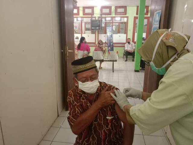 Salah satu lansia laki-laki yang menjalani vaksinasi di Puskesmas Batu, Kota Batu. (Foto: Sholeh/Tugu Jatim)