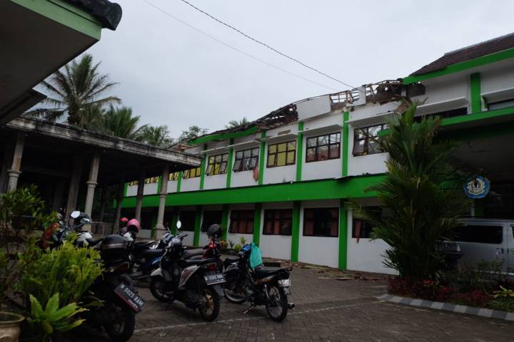 Atap bangunan sekolah tampak ambrol. (Foto: Dok/Tugu Jatim)