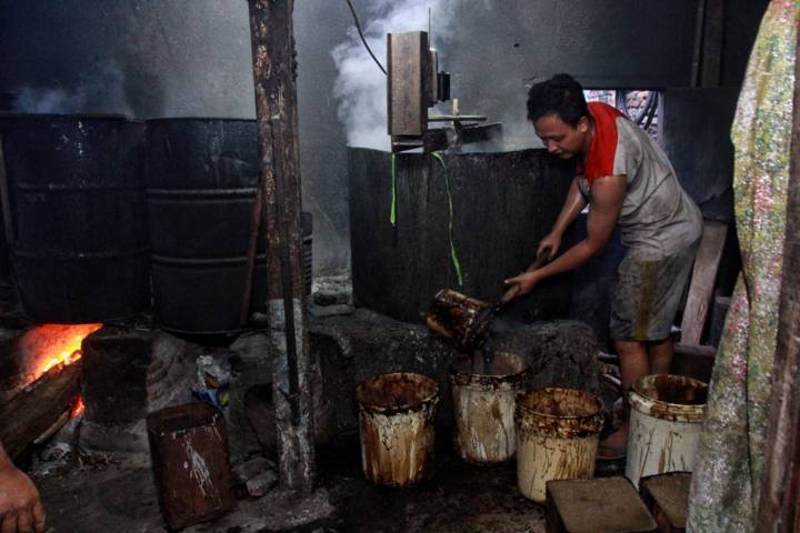 Suasana pabrik pembuat cincau di Kota Malang pada bulan Ramadhan di mana jumlah pemesan semakin meningkat. (Foto: Rubianto/Tugu Malang/Tugu Jatim)