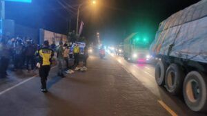 Suasana jalan raya di Tuban setelah petugas mengevakuasi korban tabrak lari. (Foto: Humas Polres Tuban/Tugu Jatim)