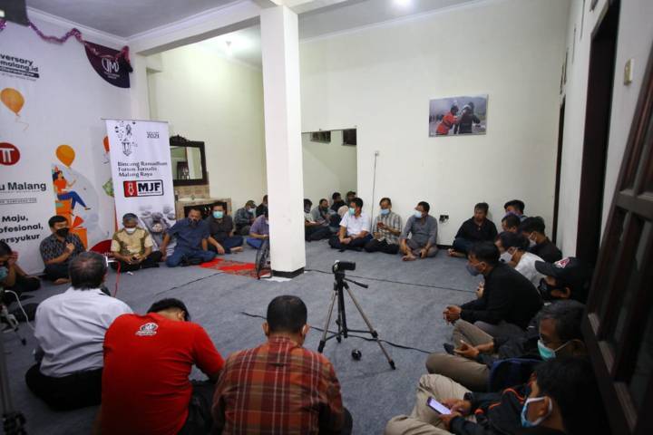 Suasana diskusi Malang Jurnalis Forum yang membahas kredibilitas dunia pers di era digital di kantor Tugu Media Group, Kamis (22/4/2021). (Foto: Rubianto/Tugu Malang/Tugu Jatim)