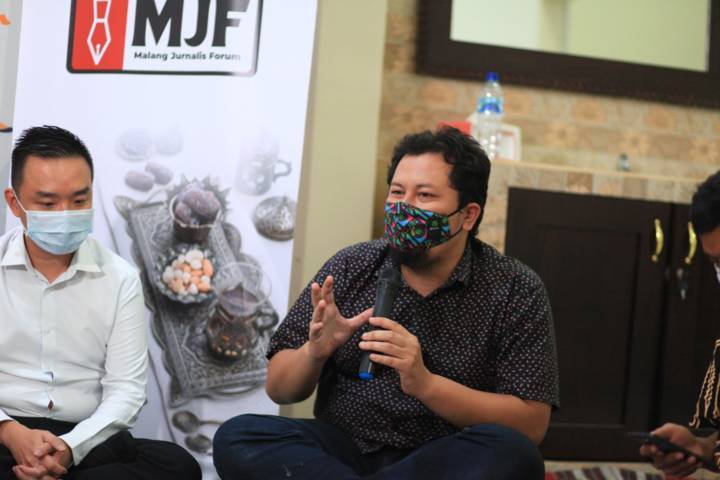 CEO Tugu Media Group menjadi moderator dalam sesi diskusi Malang Jurnalis Forum di kantor Tugu Media Group, Sawojajar, Kota Malang, Jumat (30/4/2021). (Foto: Dani Kristian/Tugu Malang/Tugu Jatim)